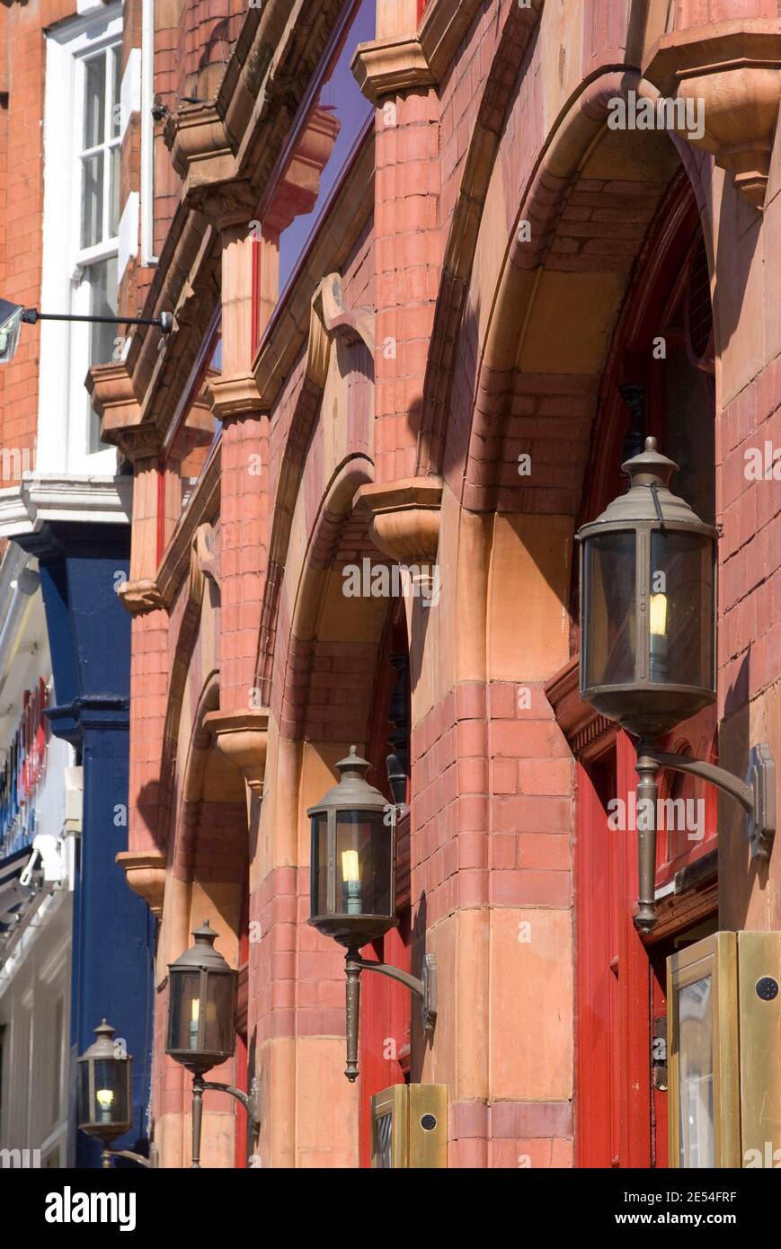 Altmodische Lampen auf Backsteingebäude, High Street, St. John's Wood, London, NW8, England Stockfoto