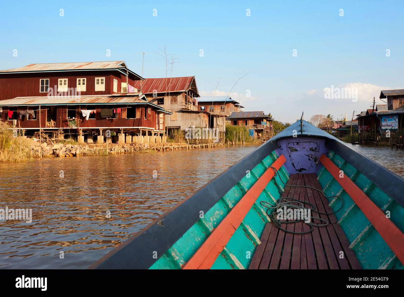 Traditionelle Holzschifffahrt auf Inle Lake, Myanmar. Stockfoto