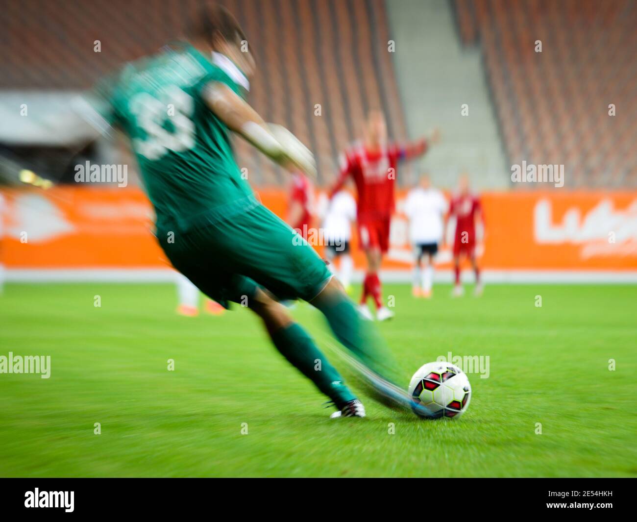 Tritt Stoß Beim Fußball Engl www.alamy.de