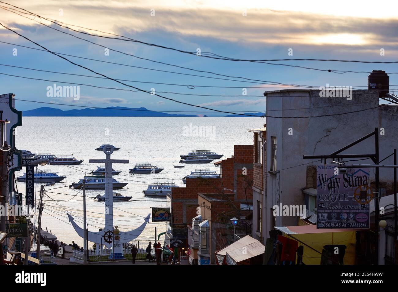 Der Hafen von Copacabana am Ufer des Titicacacasees, Bolivien. Stockfoto
