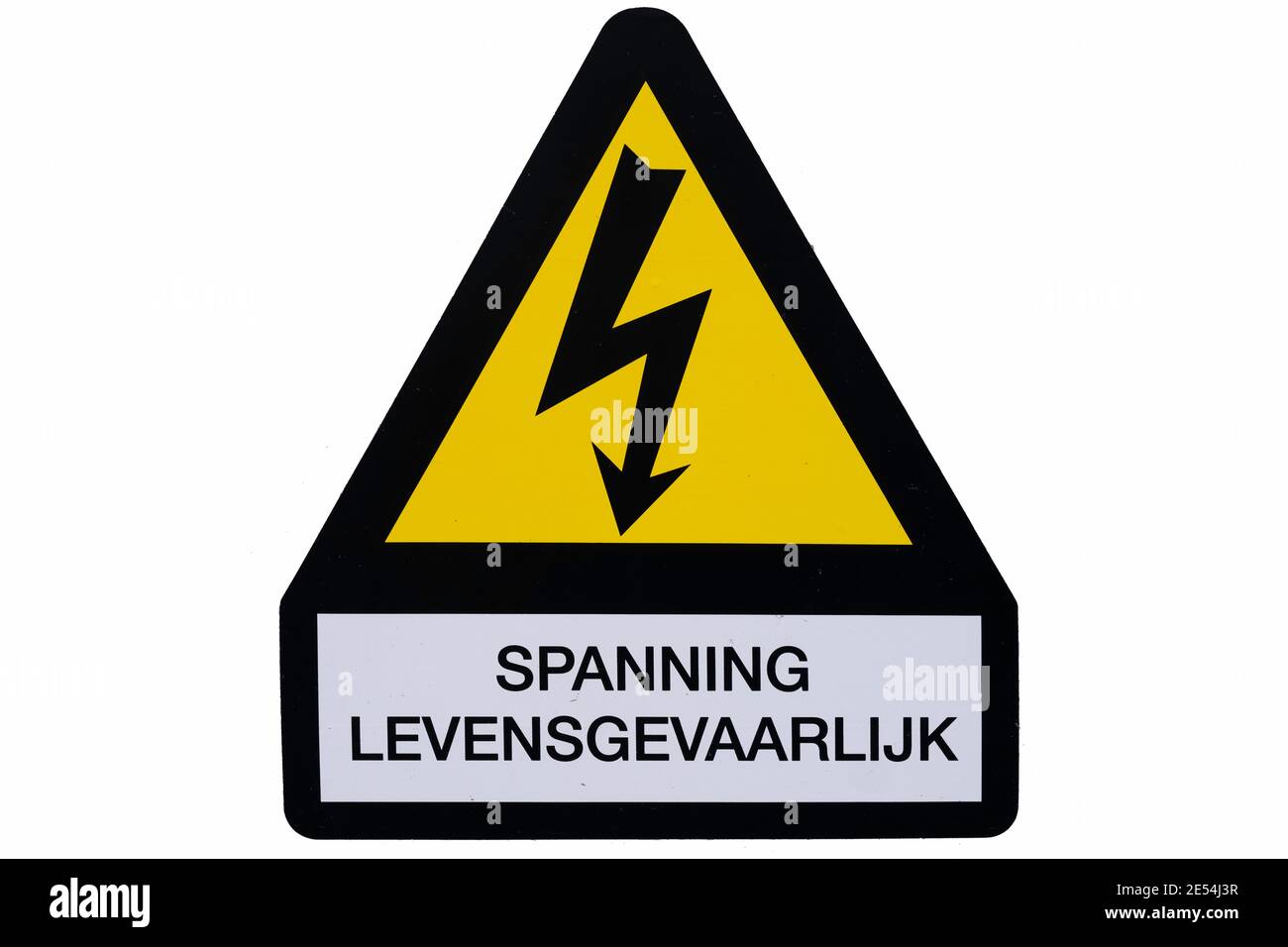 Gelbes und schwarzes Schild mit Blitzschlag und niederländischem Text 'Spanning Levensgevaarlijk' oder 'Spannung gefährlich'. Isoliert auf Weiß Stockfoto