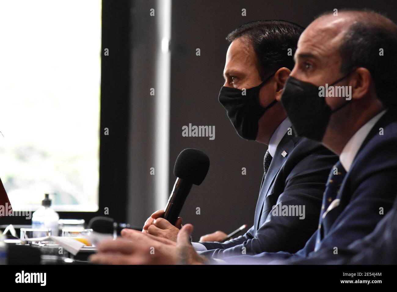 São PAULO, SP - 26.01.2021: DORIA SE REÚNE COM EMBAIXADOR CHINÊS - der Gouverneur von São Paulo, João Doria, (PSDB) nimmt an einem virtuellen Treffen mit dem chinesischen Botschafter in Brasilien, Yang Wanming, im Palácio dos Bandeirantes, an diesem Dienstag (26) Teil. (Foto: Roberto Casimiro/Fotoarena) Stockfoto