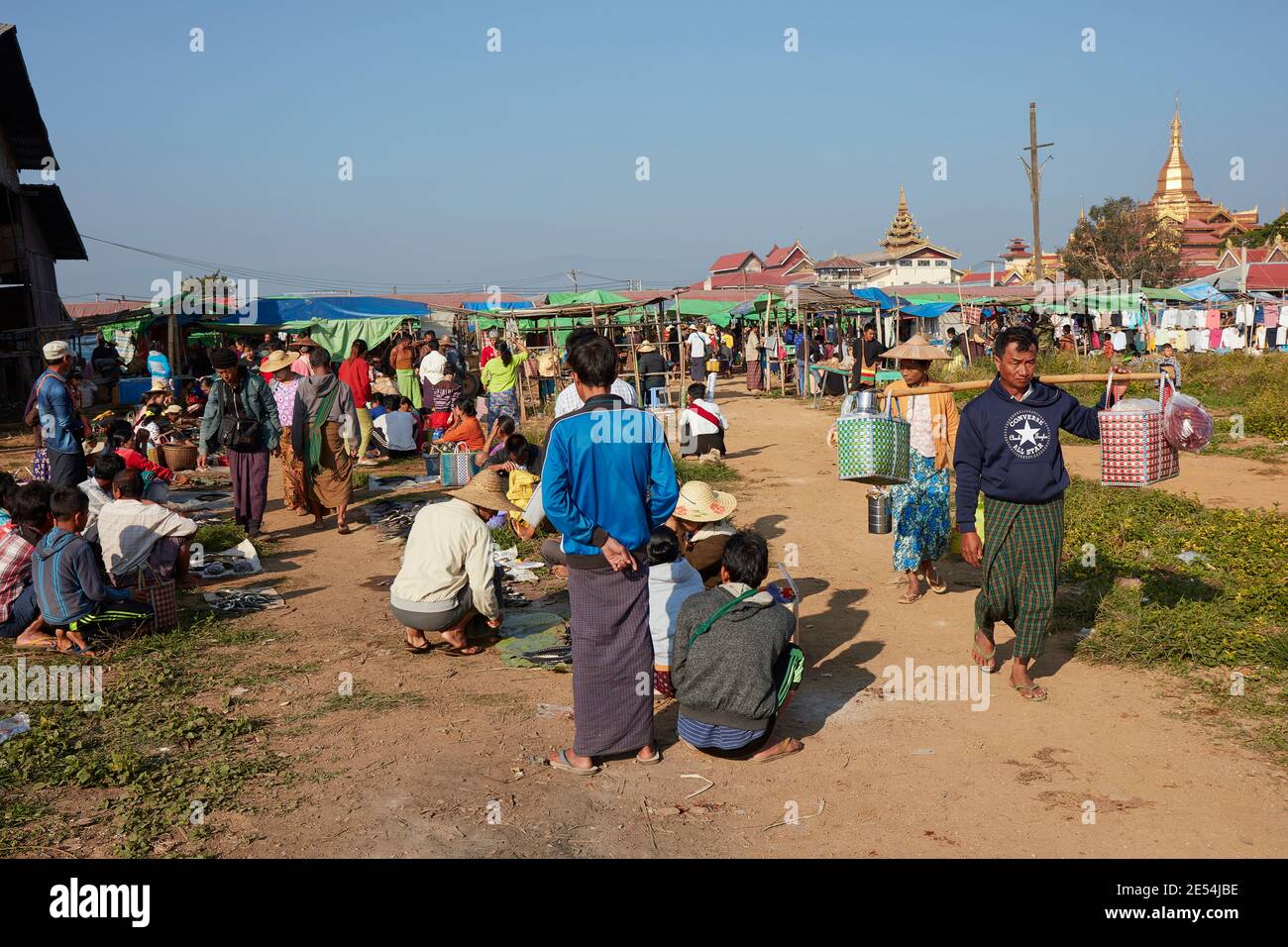 Eine Szene aus dem Phaung Daw OO Markt, Inle Lake, Myanmar. Stockfoto