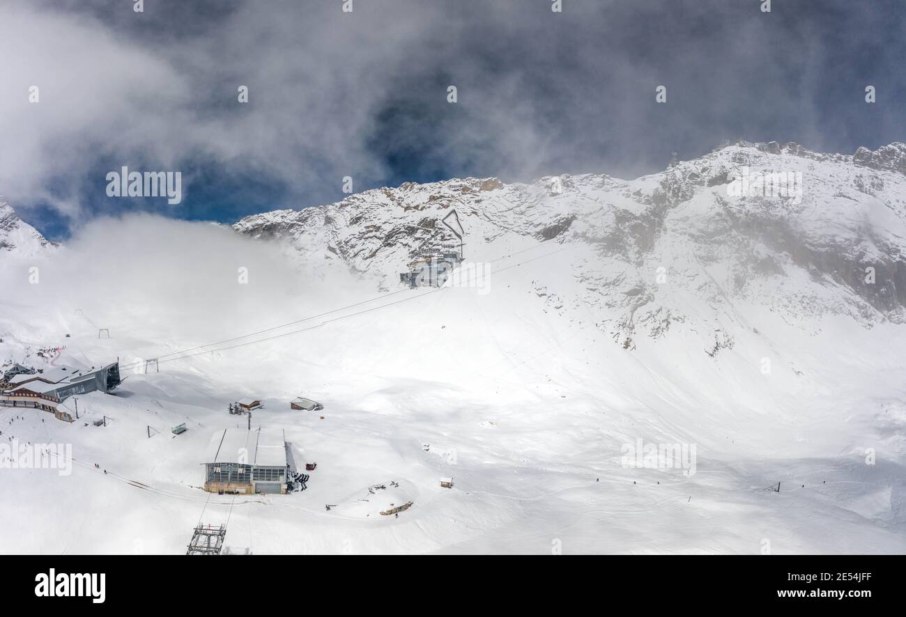 Luftdrohne Schneeansicht der Seilbahnstation an der Zugspitze Spitze von Deutschland Stockfoto