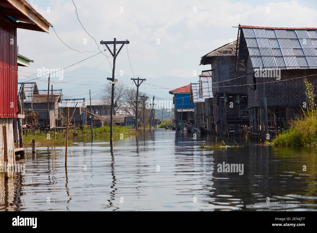 Traditionelle Holzstelzenhäuser in einem Dorf am Inle Lake, Myanmar. Stockfoto