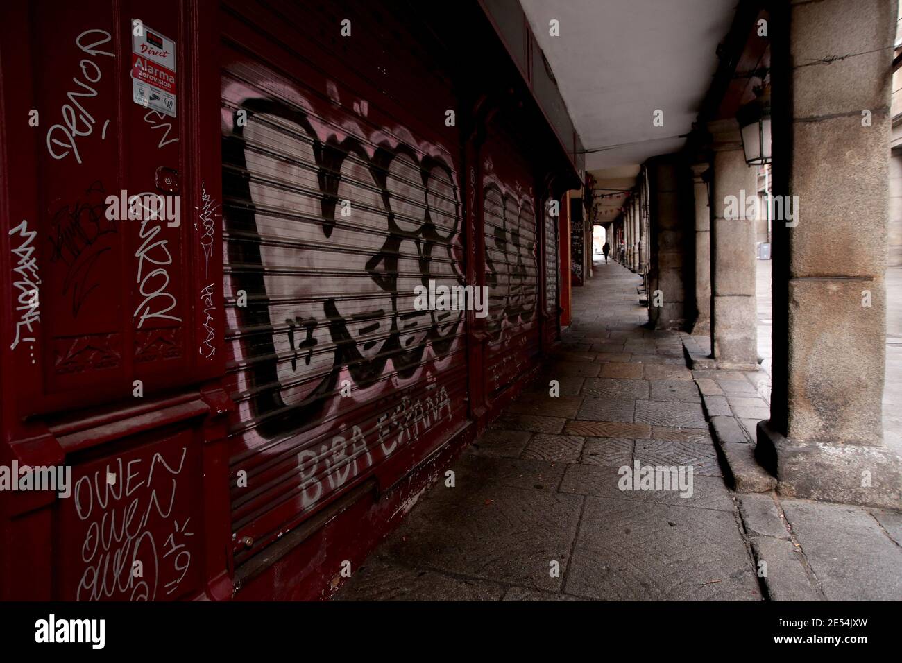 Madrid, Spanien; 26/01/2021.- das Zentrum von Madrid am Mittag, während die dritte Welle des Coronavirus Spanien in den schlimmsten Moment der Pandemie führt. Krankenhaus Sättigung, die Zunahme der Fälle, Todesfälle von Covid-19 weiterhin von Tag zu Tag zu erhöhen. Inzwischen hat die Regierung die neuesten vorläufigen Mortalitätsdaten in Spanien veröffentlicht, 262,373 Todesfälle in der ersten Hälfte des letzten Jahres, die höchste Sterblichkeit seit 1941.Foto: Juan Carlos Rojas/Picture Alliance Stockfoto