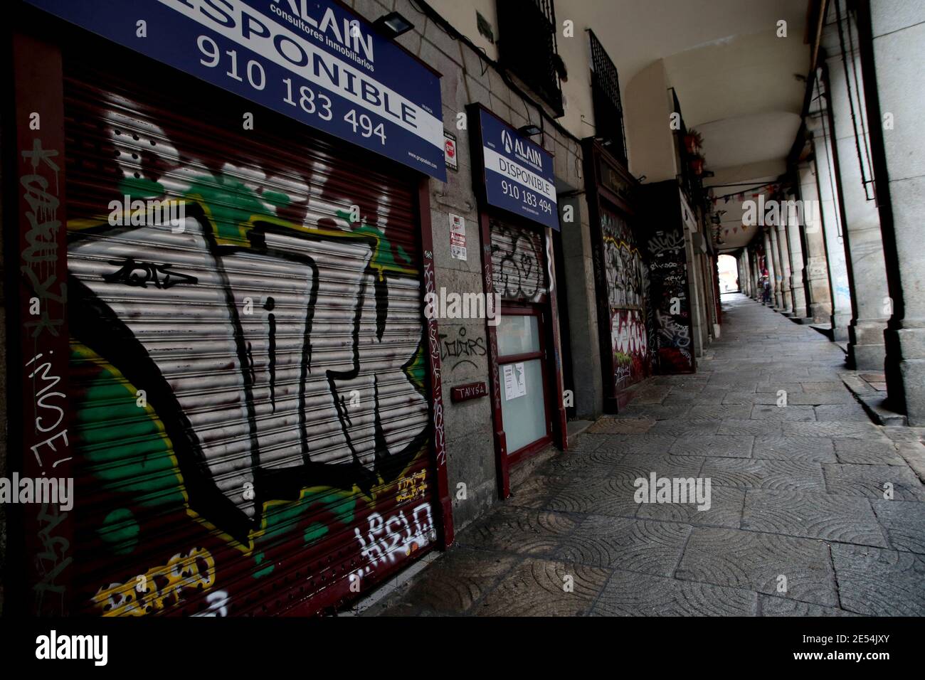 Madrid, Spanien; 26/01/2021.- das Zentrum von Madrid am Mittag, während die dritte Welle des Coronavirus Spanien in den schlimmsten Moment der Pandemie führt. Krankenhaus Sättigung, die Zunahme der Fälle, Todesfälle von Covid-19 weiterhin von Tag zu Tag zu erhöhen. Inzwischen hat die Regierung die neuesten vorläufigen Mortalitätsdaten in Spanien veröffentlicht, 262,373 Todesfälle in der ersten Hälfte des letzten Jahres, die höchste Sterblichkeit seit 1941.Foto: Juan Carlos Rojas/Picture Alliance Stockfoto