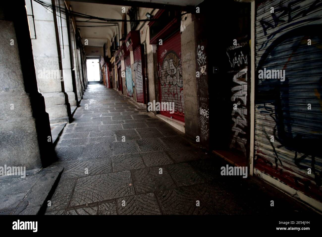 Madrid, Spanien; 26/01/2021.- das Zentrum von Madrid am Mittag, während die dritte Welle des Coronavirus Spanien in den schlimmsten Moment der Pandemie führt. Krankenhaus Sättigung, die Zunahme der Fälle, Todesfälle von Covid-19 weiterhin von Tag zu Tag zu erhöhen. Inzwischen hat die Regierung die neuesten vorläufigen Mortalitätsdaten in Spanien veröffentlicht, 262,373 Todesfälle in der ersten Hälfte des letzten Jahres, die höchste Sterblichkeit seit 1941.Foto: Juan Carlos Rojas/Picture Alliance Stockfoto