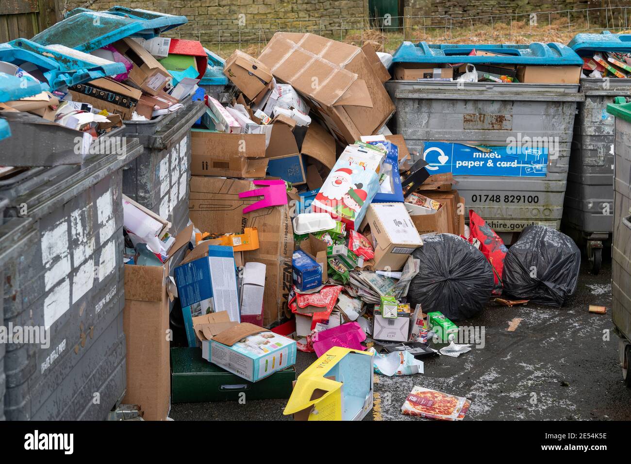 Recycling-Zentrum in einem Dorf überfüllt nach Weihnachten, North Yorkshire, Großbritannien. Stockfoto