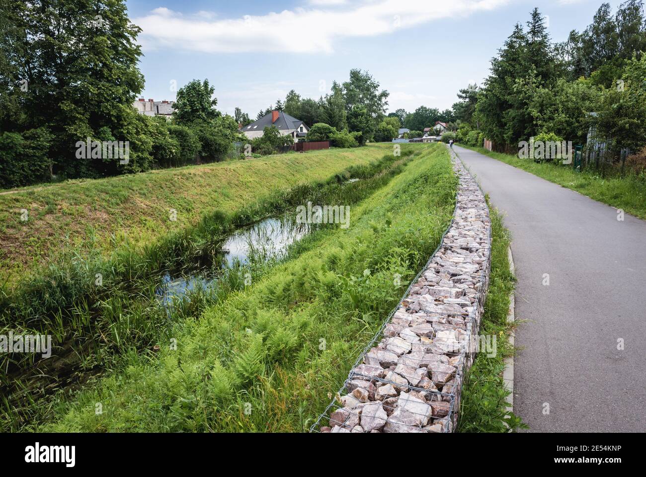 Fluss Dluga - langer Fluss - in Zielonka Stadt im Kreis Wolomin, Woiwodschaft Masowien, Polen Stockfoto