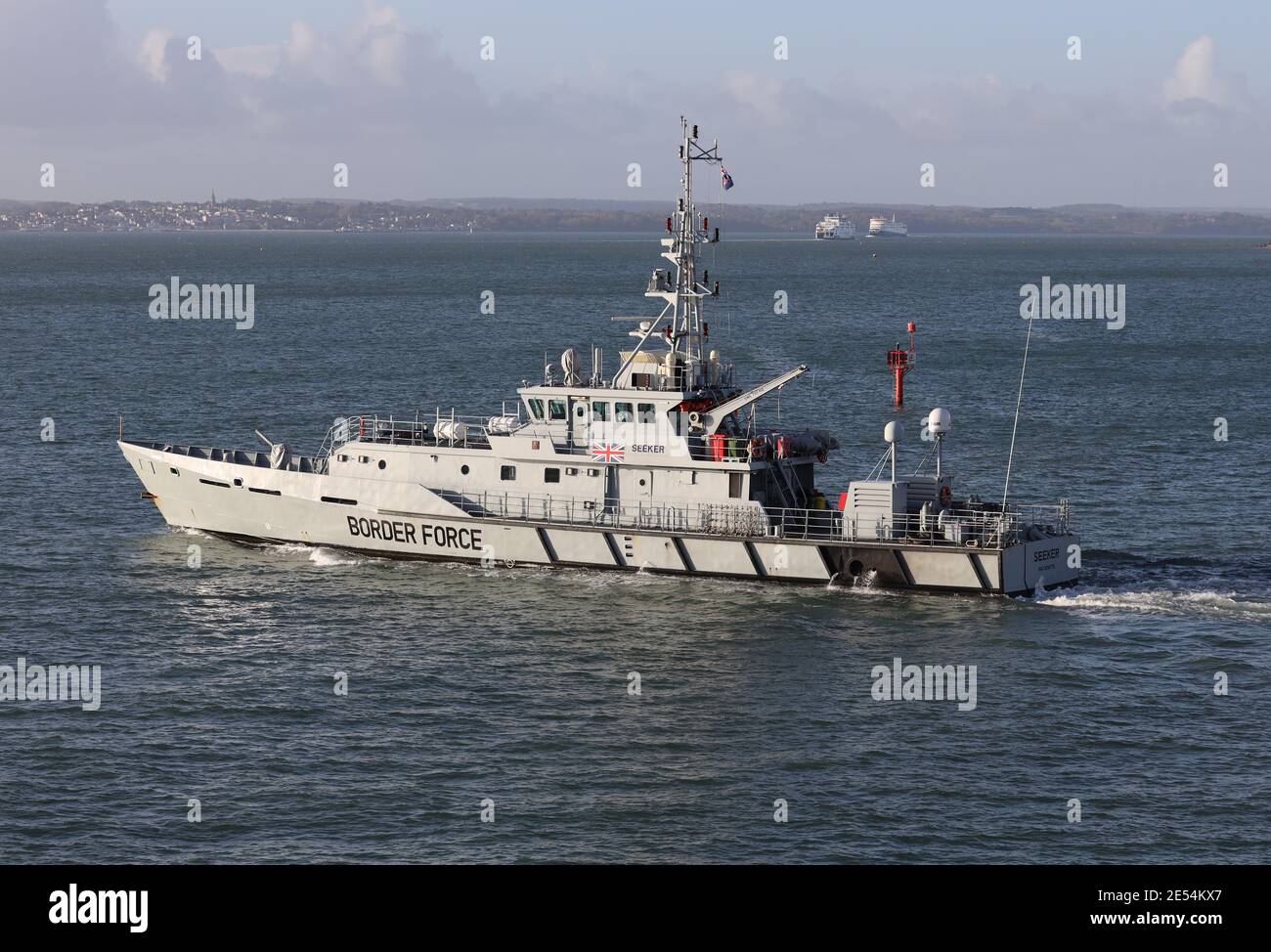 Die britische Grenzagentur Cutter HMC SEEKER in der Solent. Das 42-Meter-Patrouillenschiff ist das führende Schiff der HM Revenue and Customs Fleet Stockfoto