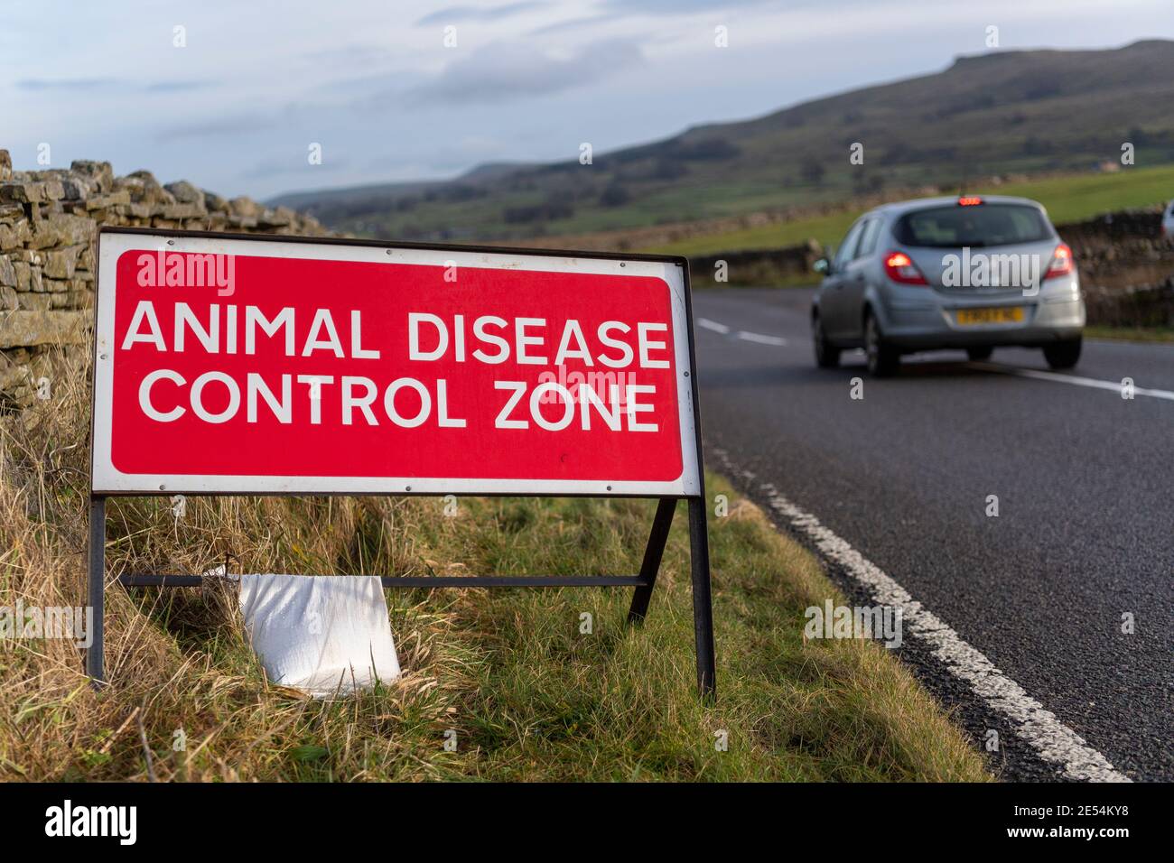 Tierseuchenkontrollbereich Zeichen in Wensleydale, Teil des Vogelgrippe-Ausbruchs Ende 2020, Großbritannien. Stockfoto