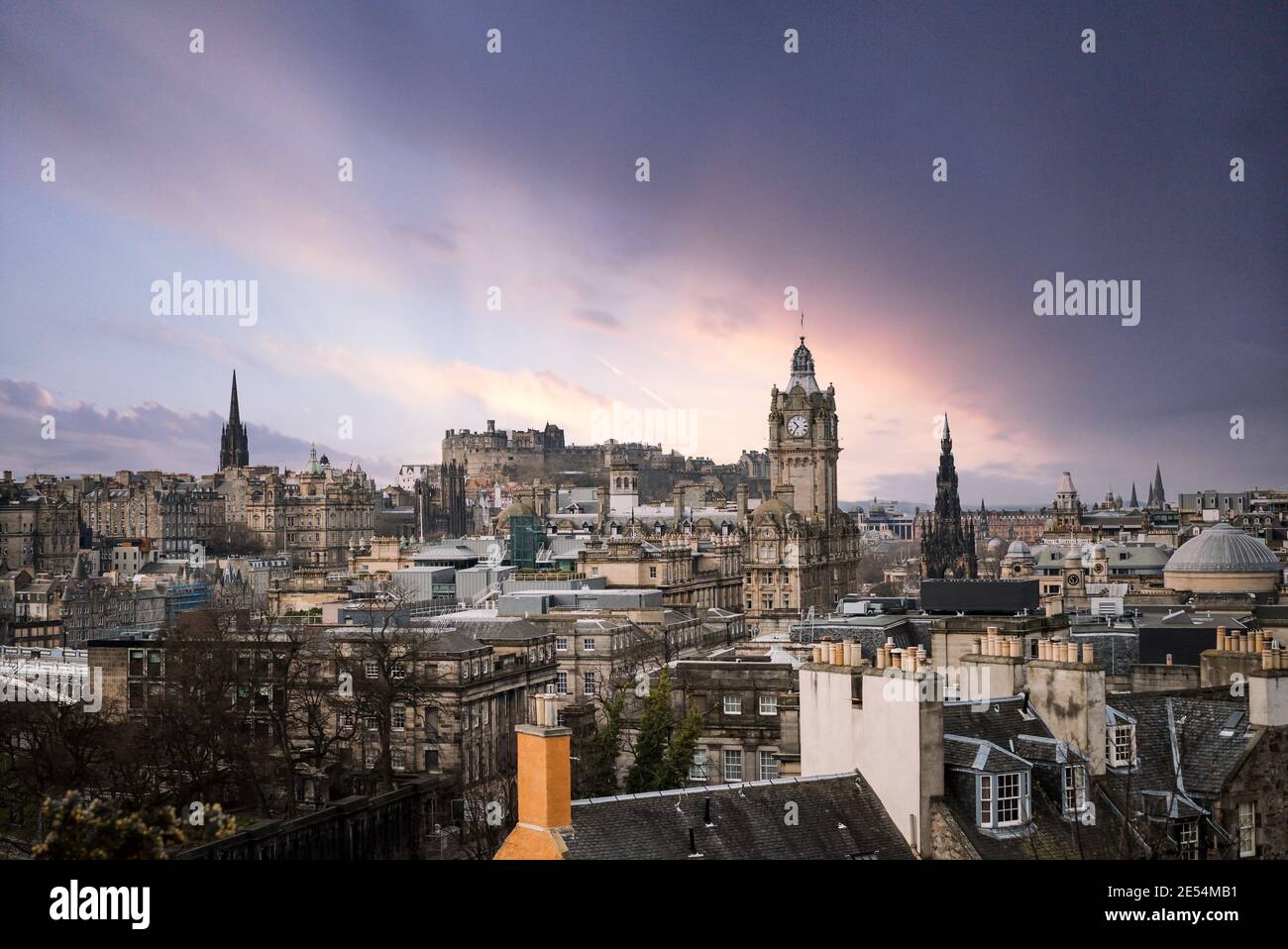 Schottland Edinburgh Stadtzentrum Blick von den Dächern Kamine aus der Höhe arial Aussichtspunkt Dämmerung Sonnenaufgang Sonnenuntergang Rathaus Uhr Turm breit Winkelansicht Stockfoto