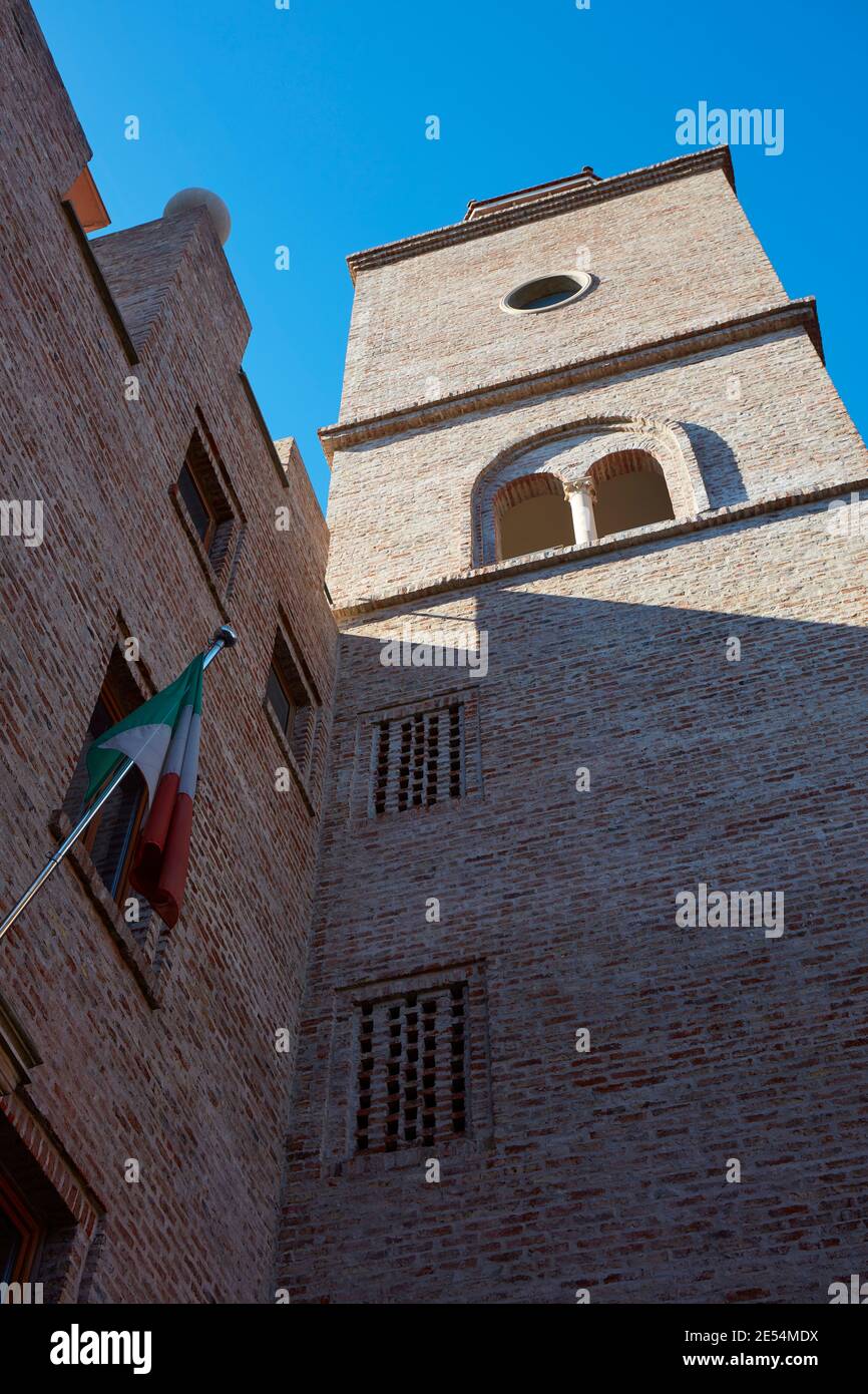Der Turm des Handelsdorfes Torrepueblo, inspiriert von der italienischen Architektur, Benavidez, Buenos Aires, Argentinien. Stockfoto