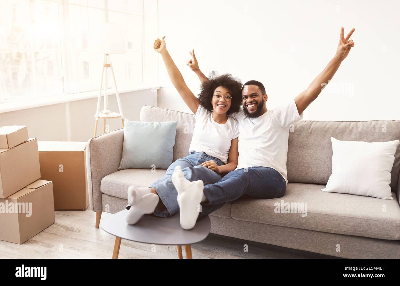 Schwarze Ehegatten Feiern Immobilienkauf Umzug Nach New Home Stockfoto
