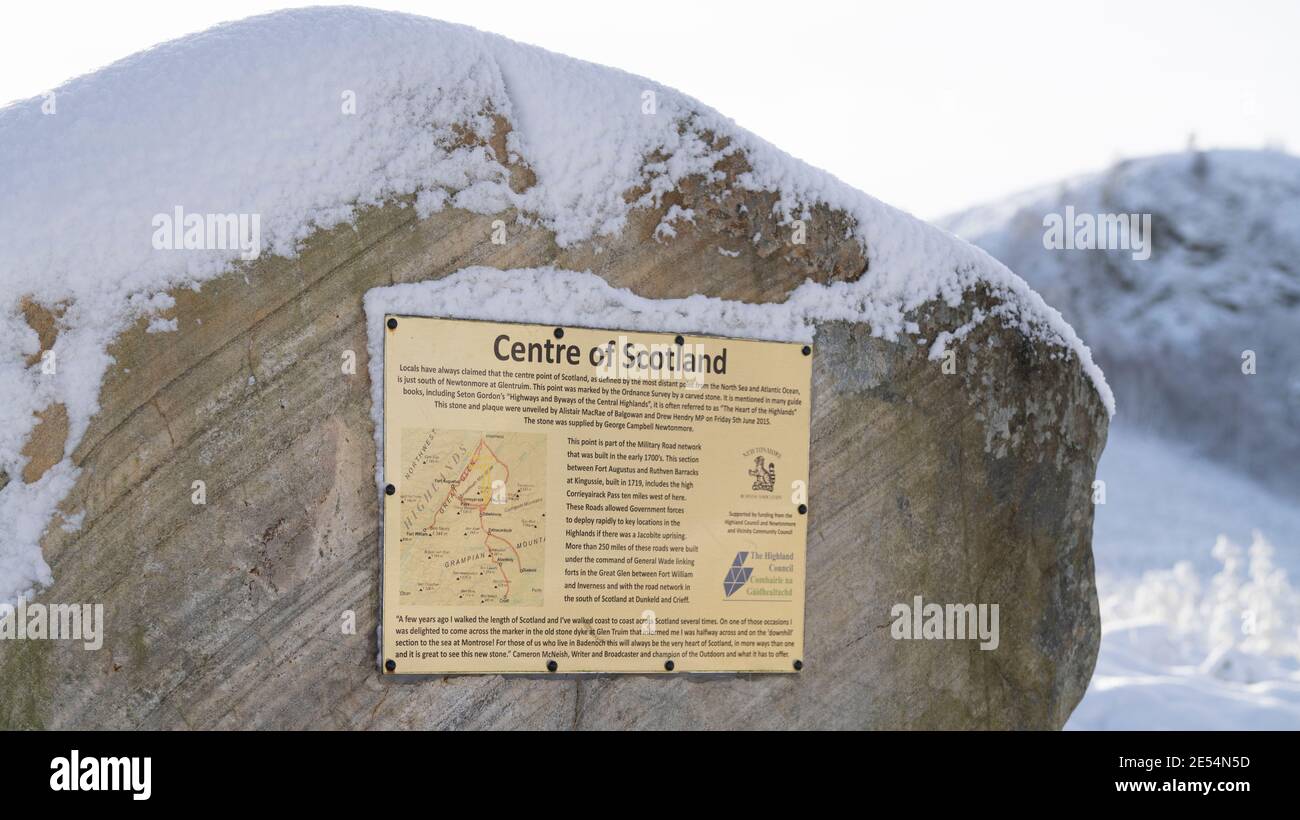 Eine Gedenktafel, die den zentralen Punkt Schottlands bezeichnet, der sich tatsächlich im schottischen Hochland befindet, nicht im Zentralgürtel. Stockfoto
