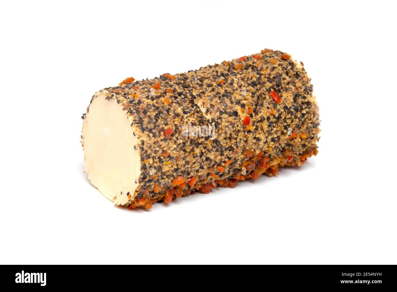 Frische Käserolle mit gemischtem Pfeffer auf einem weißen bedeckt Hintergrund Stockfoto