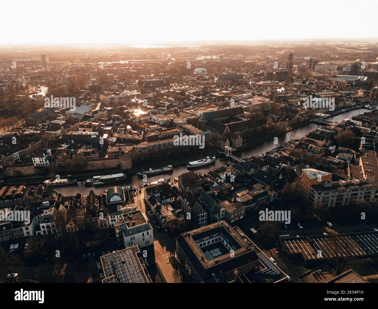 Drohnenaufnahme der Stadt bei Sonnenaufgang Stockfoto