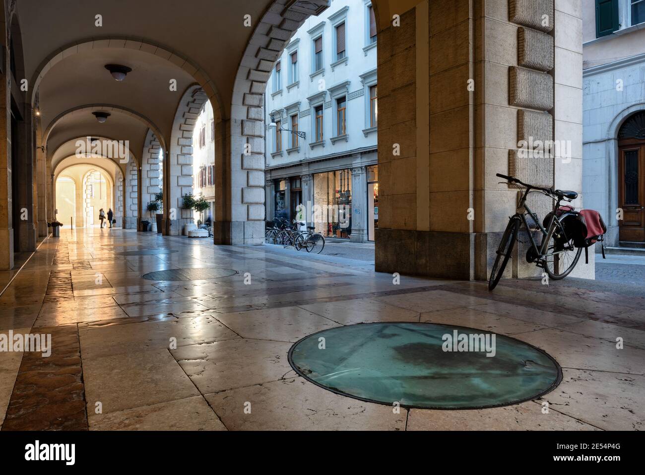 Schönes Beispiel eines italienischen Portikus mit glatten Marmorböden. Udine, Friaul Julisch Venetien, Italien. Stockfoto