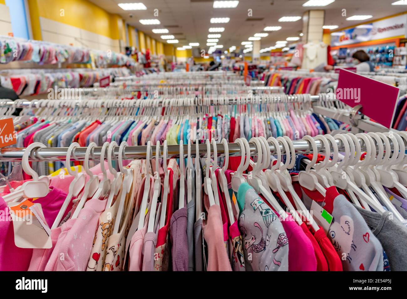 Reihen von Kinderkleidung im Supermarkt Stockfoto