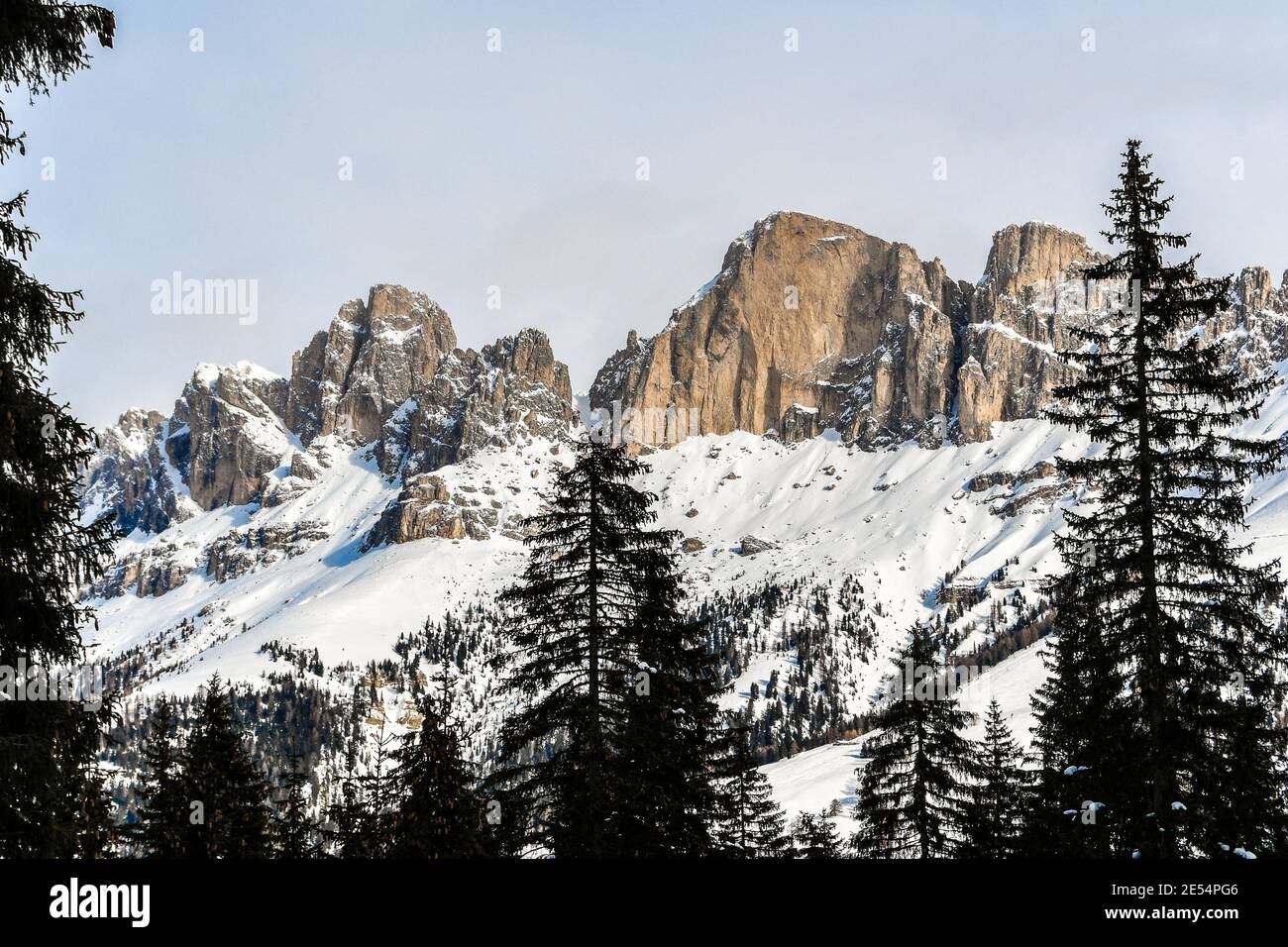Die Rosengarten-Schlern-Gruppe und das Dorf Karersee oder Karersee in den Dolomiten in den italienischen Alpen, Südtirol, Alto Adig Stockfoto