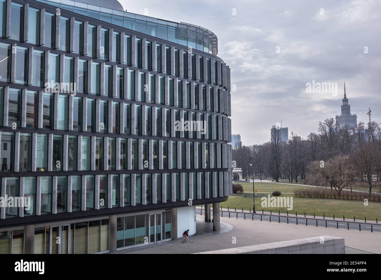 Das von Sir Norman Foster entworfene Bürogebäude befindet sich auf dem Pilsudski-Platz in Warschau, Polen Stockfoto