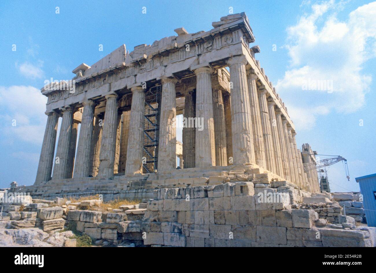 1986 Athen Parthenon und Akropolis von Athen, Griechenland.der Parthenon ist ein ehemaliger Tempel auf der Athener Akropolis, Griechenland, gewidmet der Göttin Athena. Der Parthenon Griechische Tempel, auf der Akropolis. Das Parthenon wird restauriert mit Gerüsten, die den Arbeitern bei der Wiederherstellung des griechischen Tempels helfen. Akropolis Zitadelle, Athen, Griechenland, EU, Europa Stockfoto