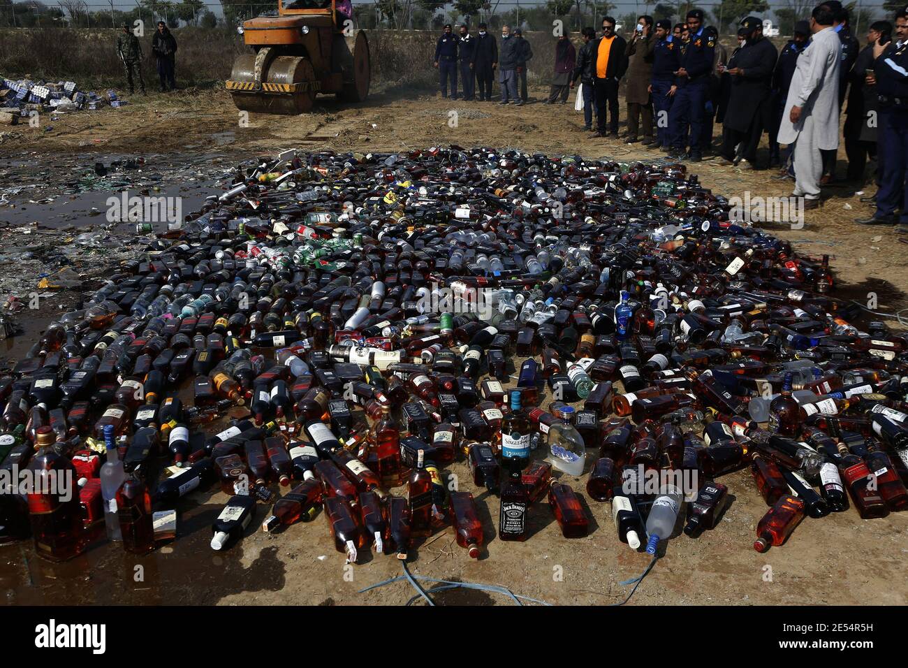 Zollbeamte zerstören die Alkoholflaschen und verbrennen die beschlagnahmten Drogen während der Drogenverbrennungszeremonie, am Vorabend des Internationalen Zolltages Stockfoto