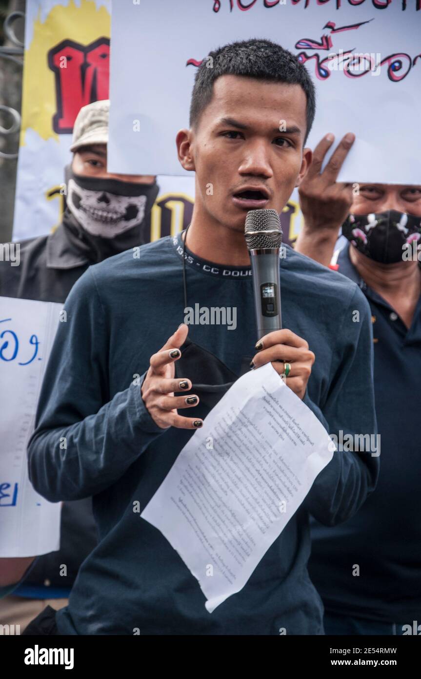 Bangkok, Thailand. Januar 2021. Panupong Jadnok, ein sozialer Aktivist, spricht während der Demonstration zu den Demonstranten.angeführt von der Gruppe "Thai Labour Network for People Rights" demonstrierten Demonstranten vor dem thailändischen Regierungsgebäude und forderten die Regierung auf, den königlichen Haushalt zu reduzieren und an die Menschen zu verteilen und den Hilfshaushalt COVID-19 besser zu verwalten. Kredit: SOPA Images Limited/Alamy Live Nachrichten Stockfoto