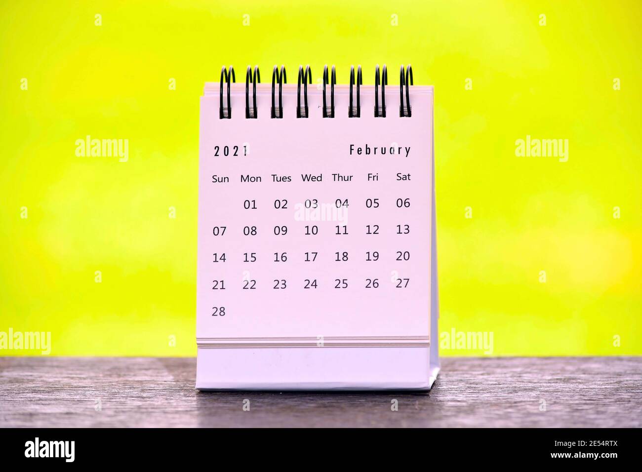 Februar 2021 weißer Kalender mit gelbem Hintergrund. Konzept für das neue Jahr Stockfoto