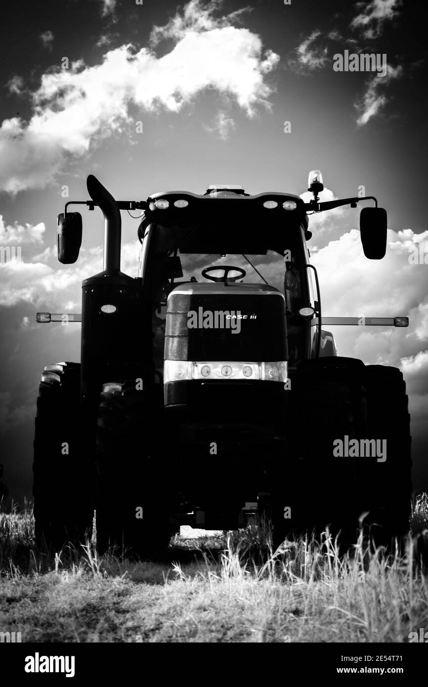 Ein schwarz-weißes Infrarotbild eines Case IH Traktors an einem Mai-Nachmittag. Stockfoto
