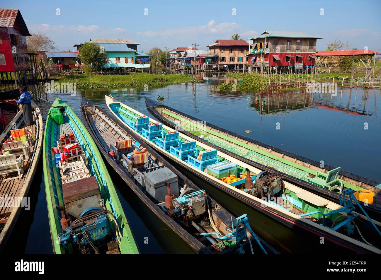 Bunte Holzboote auf Inle Lake, Myanmar. Stockfoto