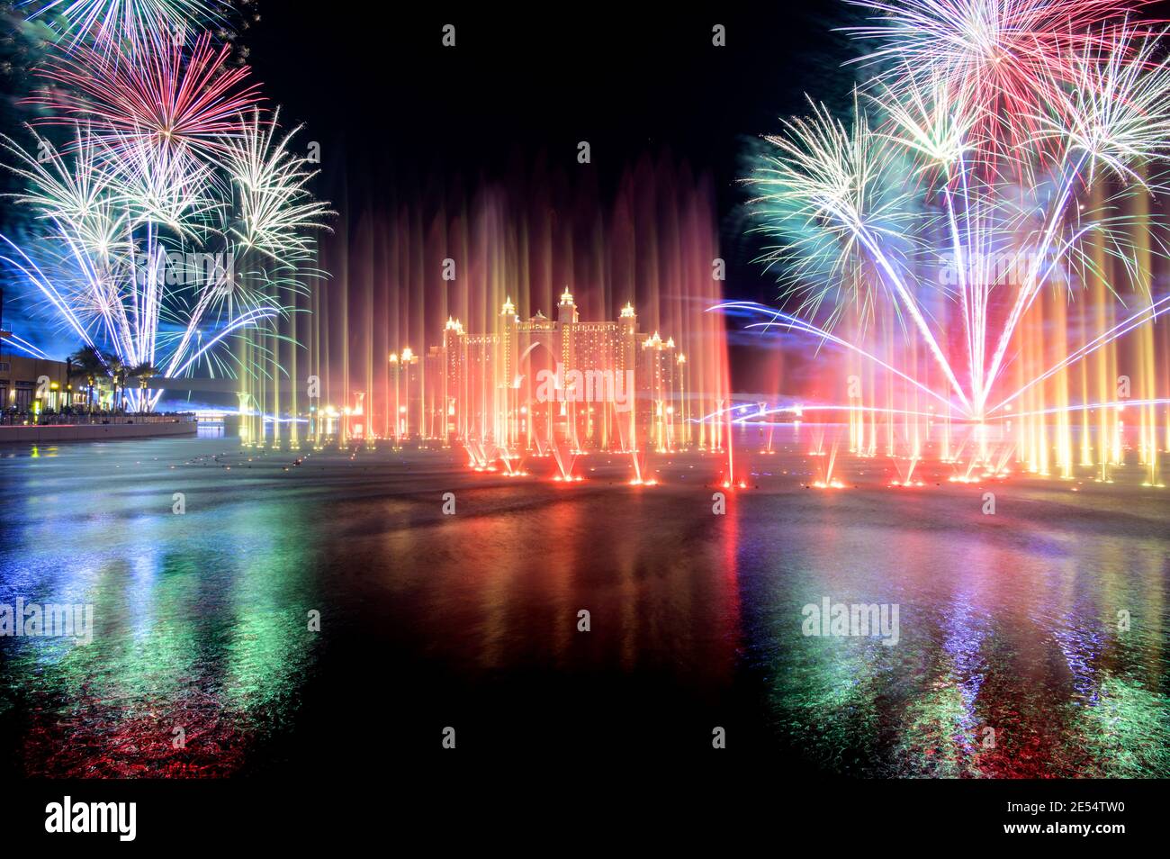 BLICK AUF DAS SPEKTAKULÄRE FEUERWERK UND DIE BUNTEN TANZBRUNNEN WÄHREND DER DIWALI-FEIER IM POINTE PALM JUMEIRAH, DUBAI, VAE. Stockfoto