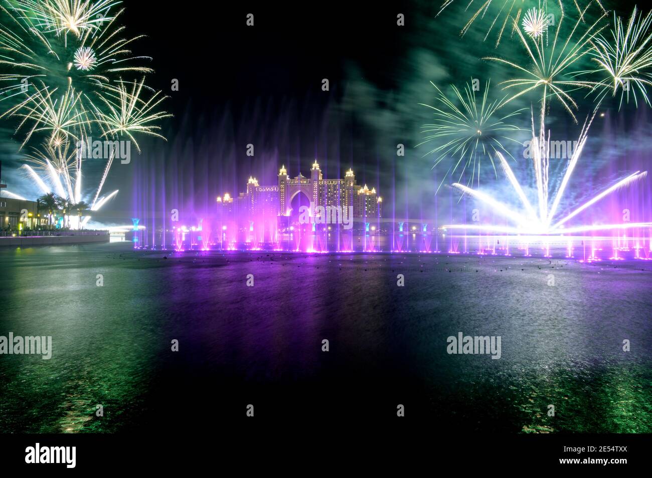 BLICK AUF DAS SPEKTAKULÄRE FEUERWERK UND DIE BUNTEN TANZBRUNNEN WÄHREND DER DIWALI-FEIER IM POINTE PALM JUMEIRAH, DUBAI, VAE. Stockfoto