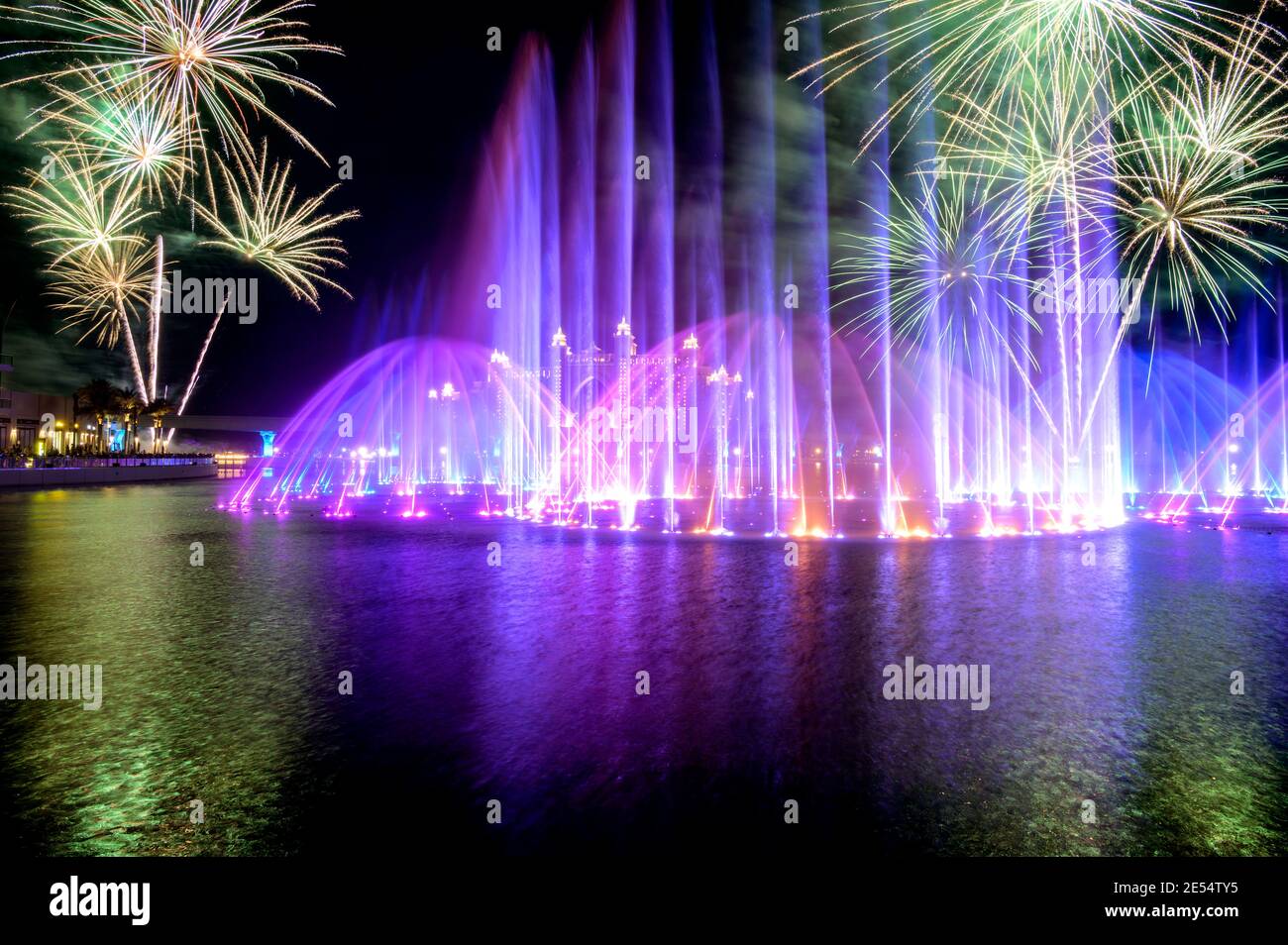 BLICK AUF DAS SPEKTAKULÄRE FEUERWERK UND DIE BUNTEN TANZBRUNNEN WÄHREND DER DIWALI-FEIER IM POINTE PALM JUMEIRAH, DUBAI, VAE. Stockfoto