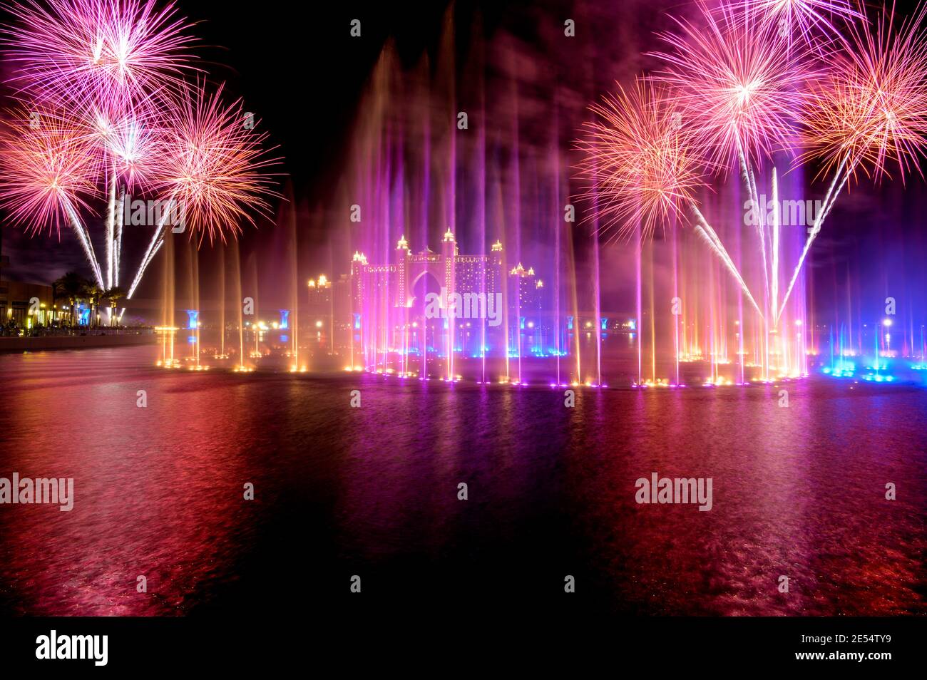 BLICK AUF DAS SPEKTAKULÄRE FEUERWERK UND DIE BUNTEN TANZBRUNNEN WÄHREND DER DIWALI-FEIER IM POINTE PALM JUMEIRAH, DUBAI, VAE. Stockfoto