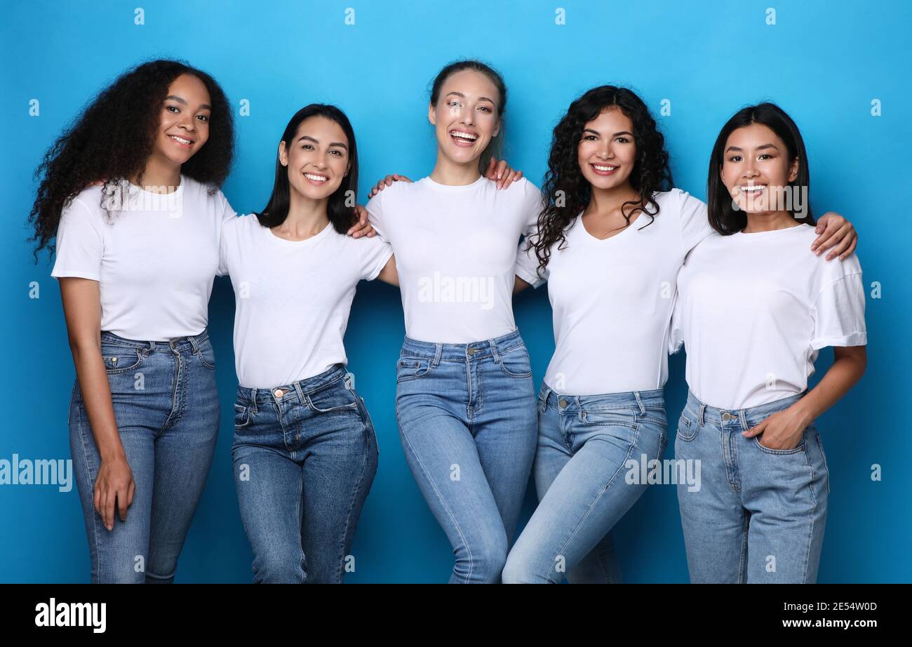 Diverse Frauen Gruppe Lächelnd Posiert Im Studio Auf Blauem Hintergrund Stockfoto
