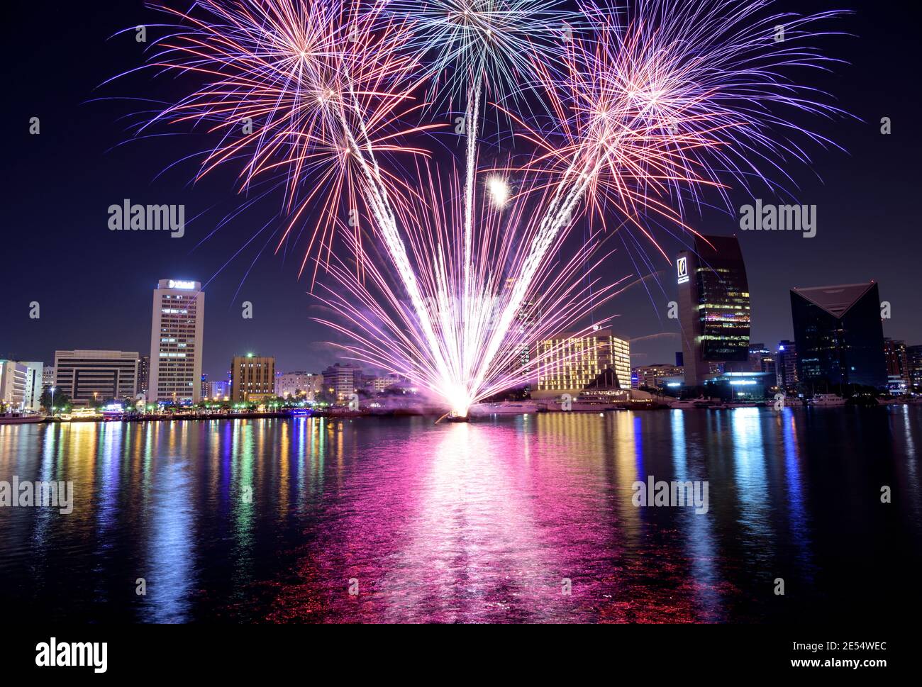 BLICK AUF DAS SPEKTAKULÄRE FEUERWERK WÄHREND DER ERÖFFNUNGSFEIER DES DUBAI SHOPPING FESTIVALS IM AL SEEF VILLAGE, DUBAI, VAE. Stockfoto