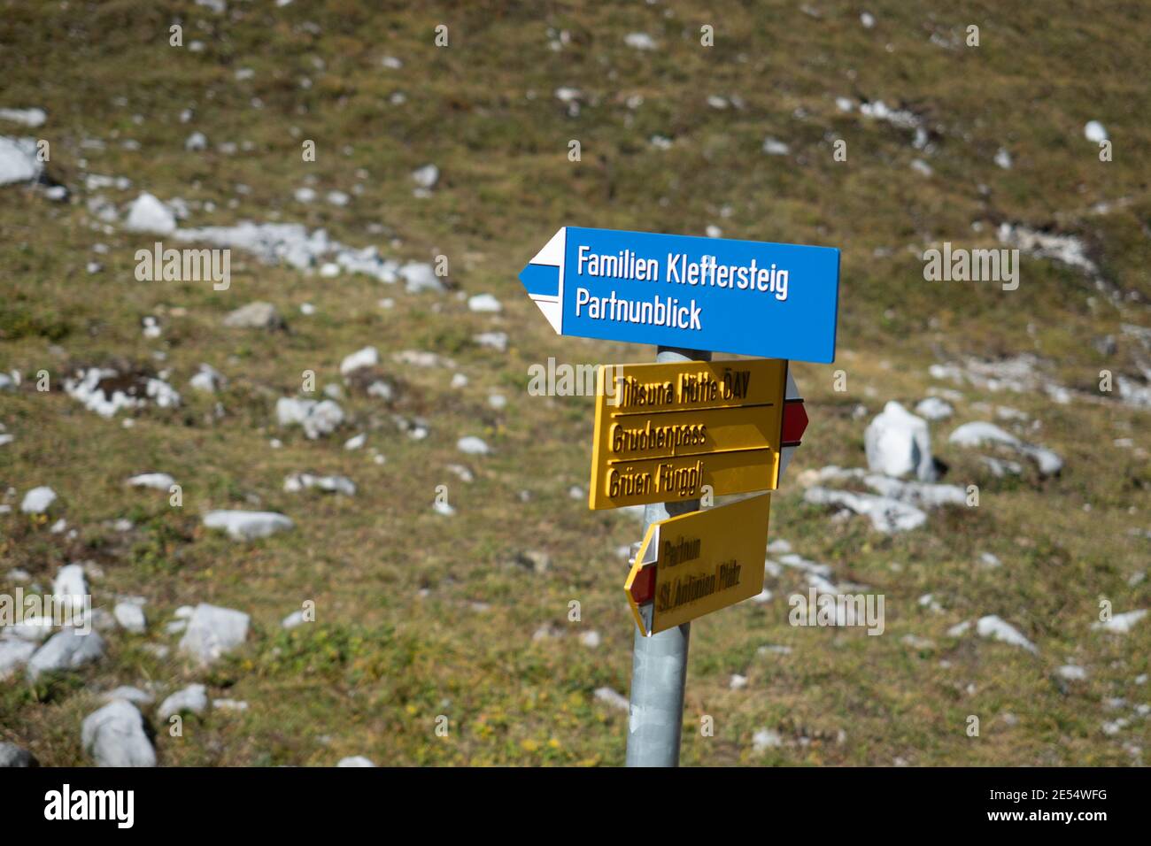 Wanderzeichen für einen Familienklettersteig in der Nähe von St. Antoenien, Schweiz Stockfoto
