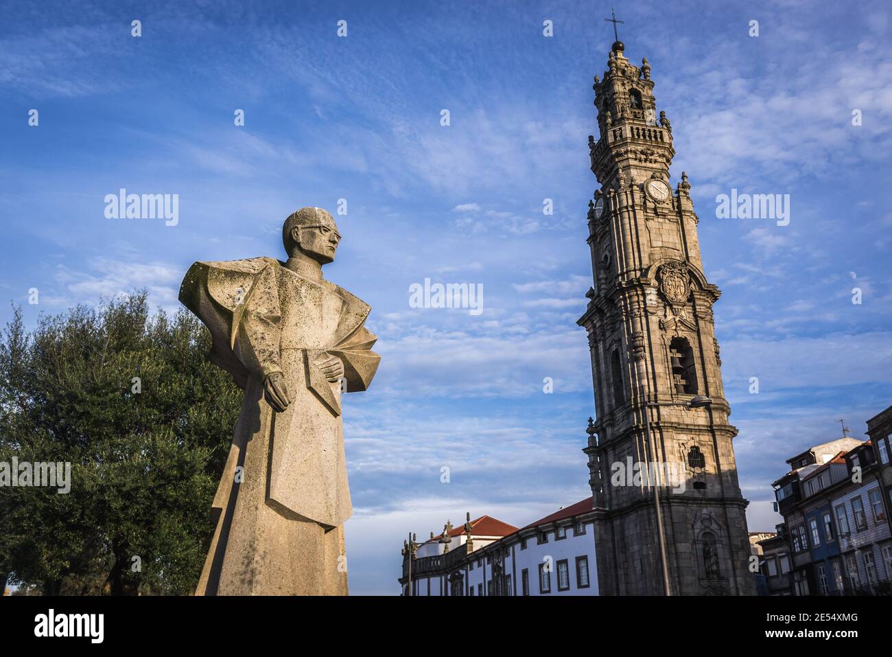 Statue des portugiesischen Bischof Antonio Ferreira Gomes in Vitoria Zivilgemeinde der Stadt Porto in Portugal. Clerigos Kirche Turm im Hintergrund Stockfoto