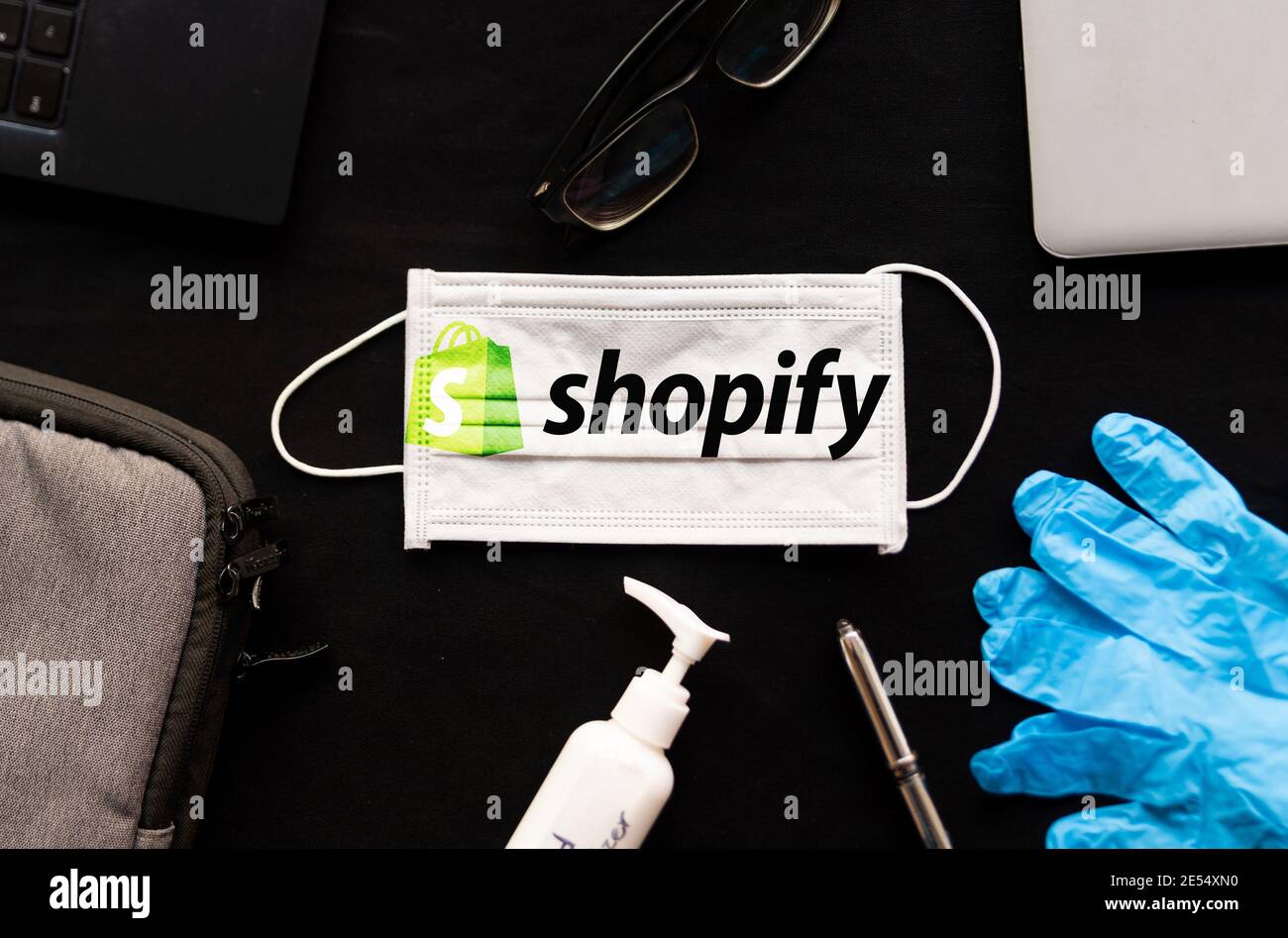 New York, USA - 25. januar 2021: shopify und covid Konzept. Gesichtsmaske  mit amazon-Logo, Symbol nach Hause liefern und Online-Shopping Wachstum  während covid19 Stockfotografie - Alamy