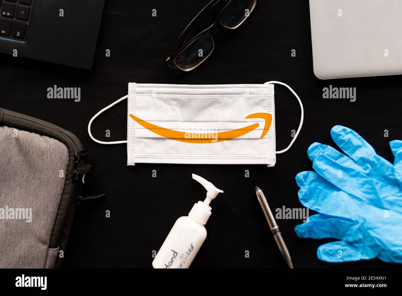 New York, USA - 25. januar 2021: amazon und covid Konzept. Gesichtsmaske mit amazon-Logo, Symbol nach Hause liefern und Online-Shopping Wachstum während covid19 Stockfoto