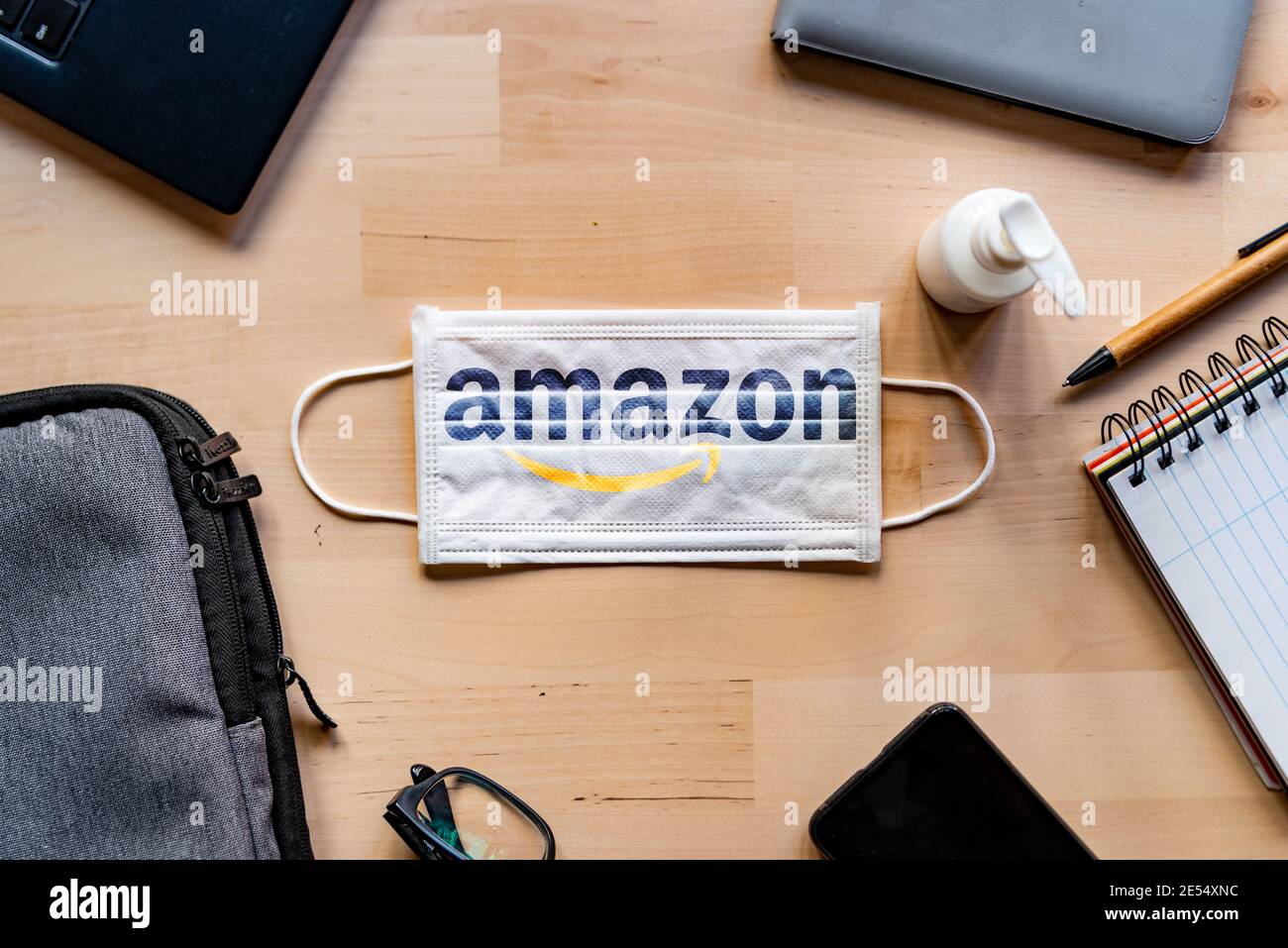 New York, USA - 25. januar 2021: amazon und covid Konzept. Gesichtsmaske mit amazon-Logo, Symbol nach Hause liefern und Online-Shopping Wachstum während covid19 Stockfoto