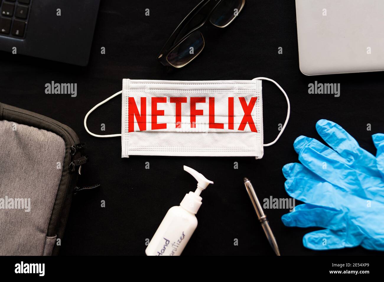 New York, USA - 25. januar 2021: Netflix und covid concept. Gesichtsmaske mit Netflix-Logo, Symbol für Home Streaming Wachstum während covid19 Pandemie Stockfoto