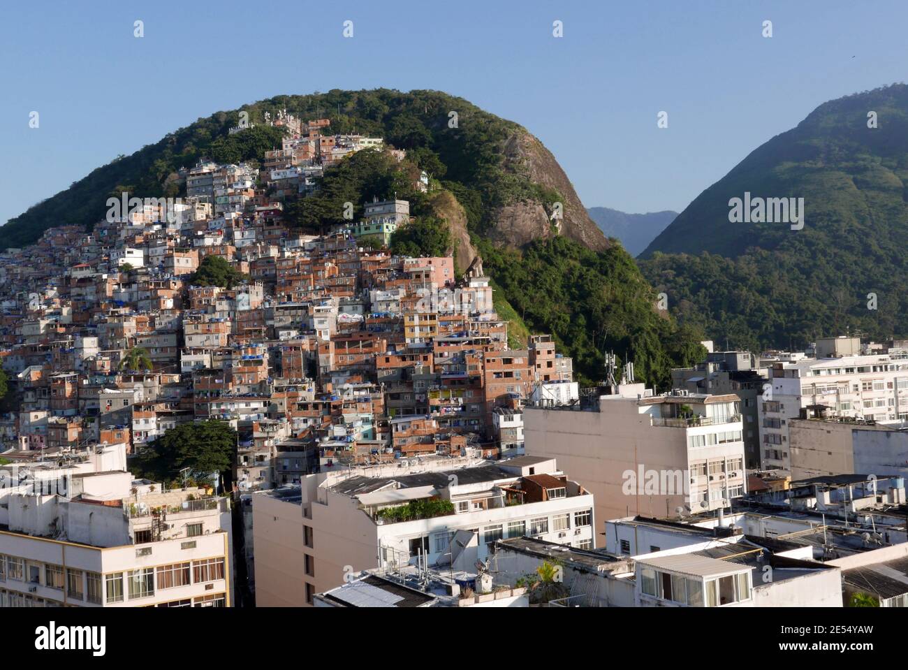 Blick auf die Favela von Pavao-Pavaozinho vom Grand Mercure Hotel in Rio de Janeiro am Copacabana Strand Stockfoto