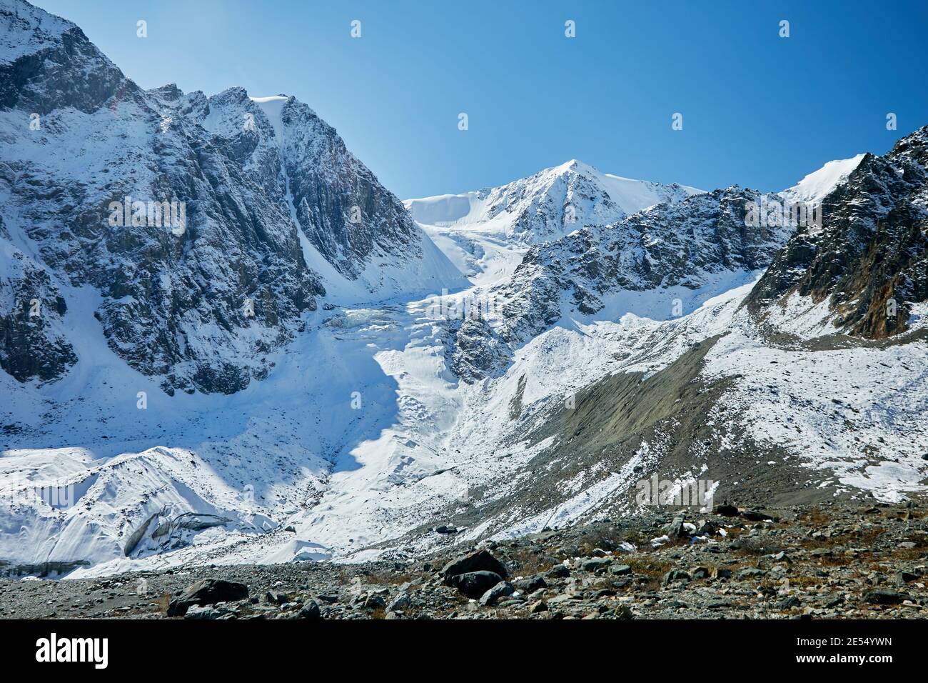 Hohe Berge mit Gletschern bedeckt Stockfoto