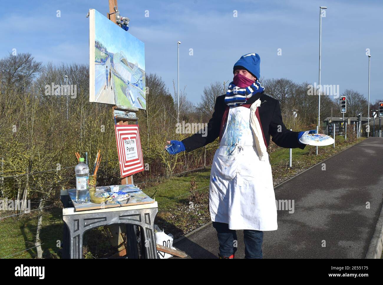 Der lokale Sussex-Künstler, bekannt als "Pauly der Maler", malte das Amex-Stadion von der Zufahrtsstraße vor dem Emirates FA Cup Fourth Round Match zwischen Brighton und Hove Albion und Blackpool Town im American Express Stadium, Brighton, UK - 23. Januar 2021 Stockfoto