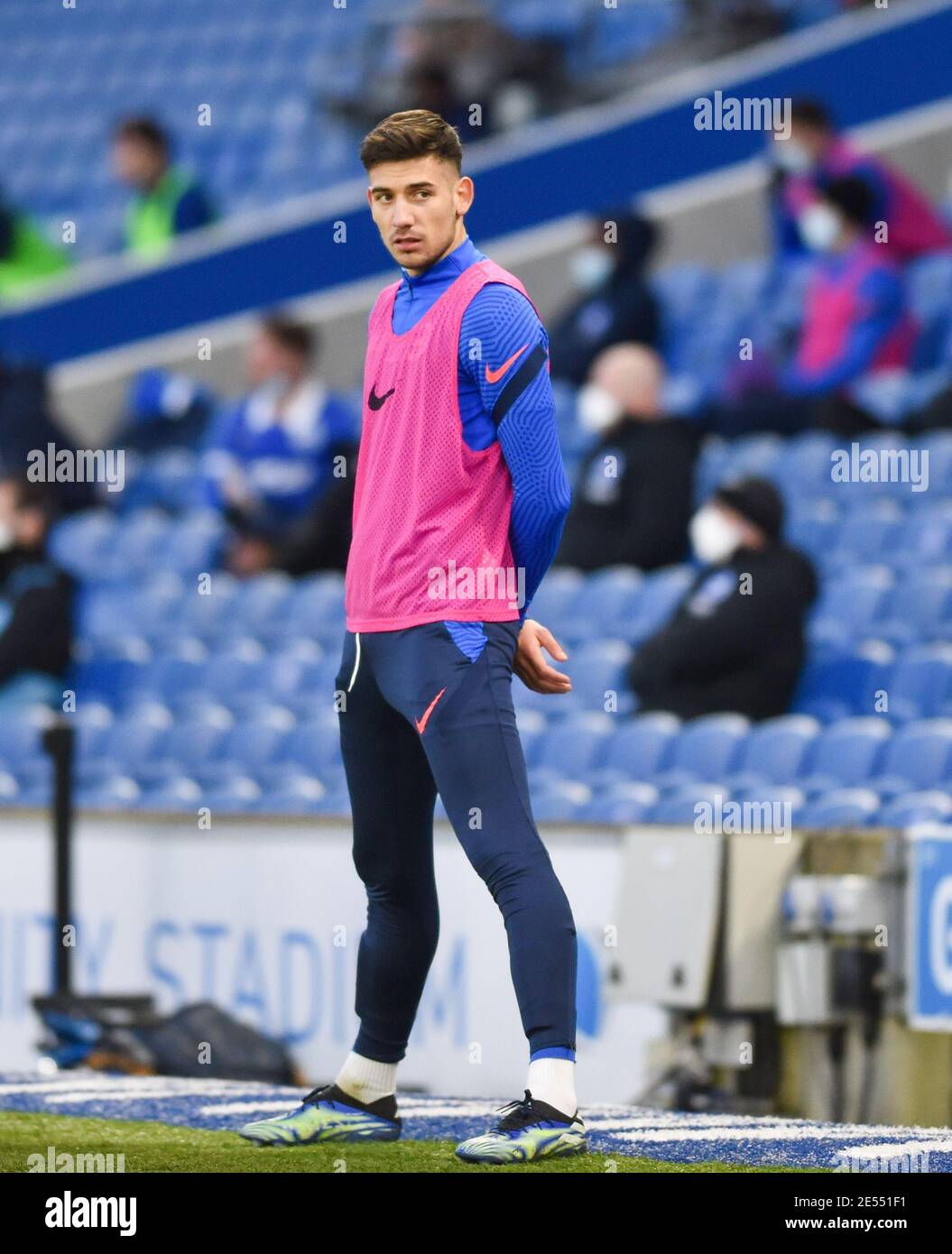 Jakub Moder von Brighton erwärmt sich als Ersatz während des Emirates FA Cup Fourth Round Matches zwischen Brighton und Hove Albion und Blackpool Town im American Express Stadium, Brighton, UK - 23. Januar 2021 Stockfoto