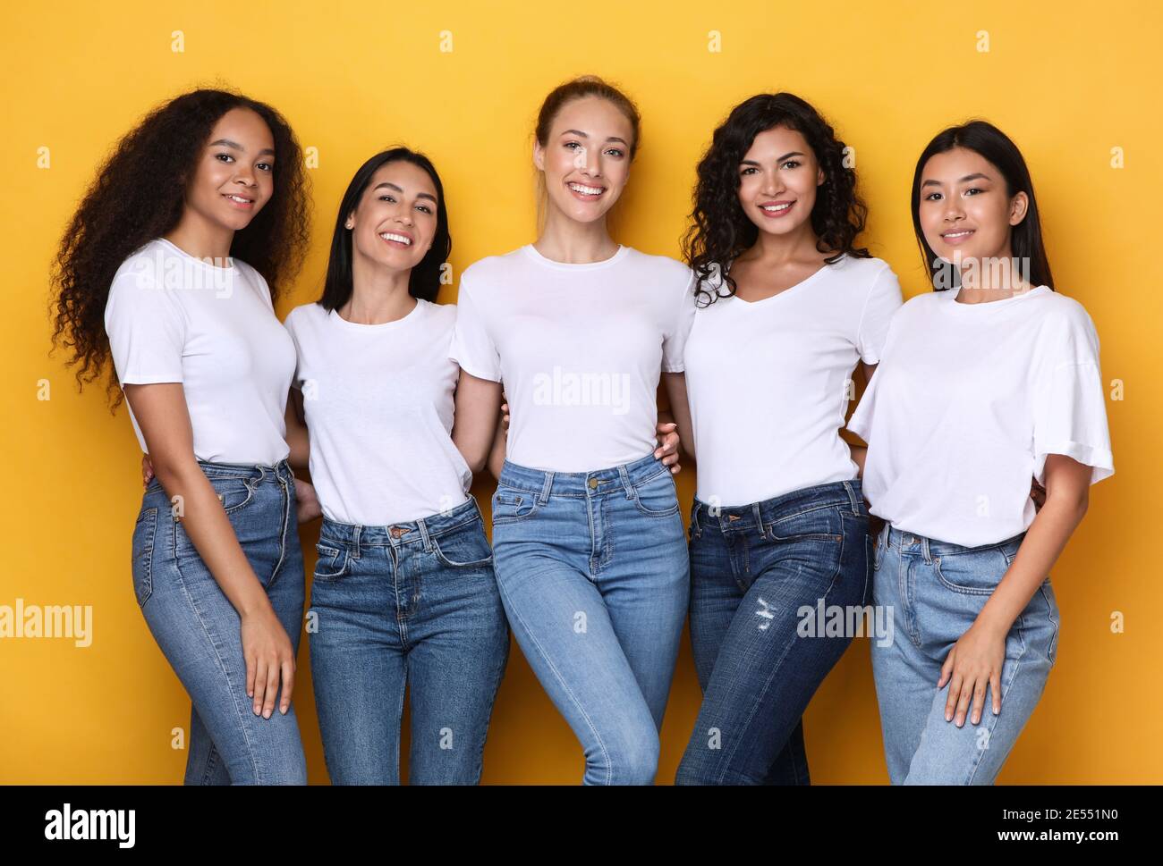 Gruppe Von Fünf Verschiedenen Modellen Damen Posiert Auf Gelbem Hintergrund Stockfoto