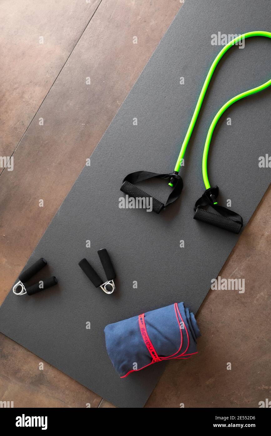 Gym Handgriffe, Matte, Brust Expander, Handtuch Stockfoto